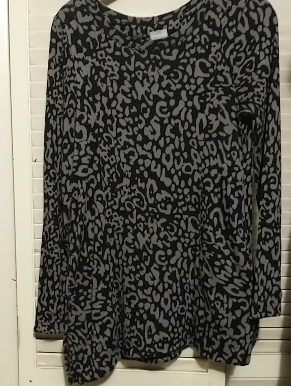 chico Women Long Sleeve pull on Gray and Black Leopard Print tunic top Sz 0 4